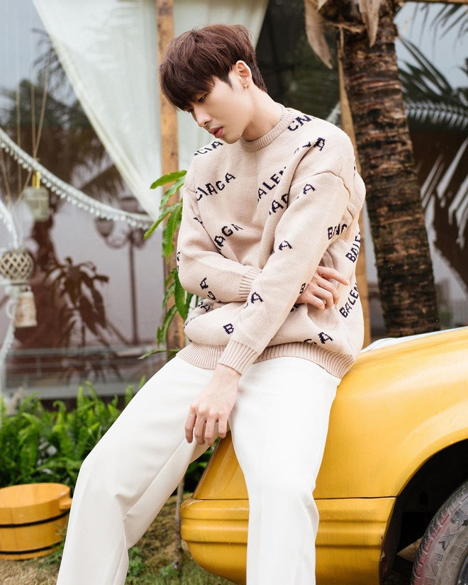 Tuấn Trần từng tham gia nhiều vai diễn khác trong trong các MV, phim truyền hình và điện ảnh. Hot boy 9X được đánh giá có diễn xuất tốt, thu hút và thể hiện tốt tâm lý nhân vật.