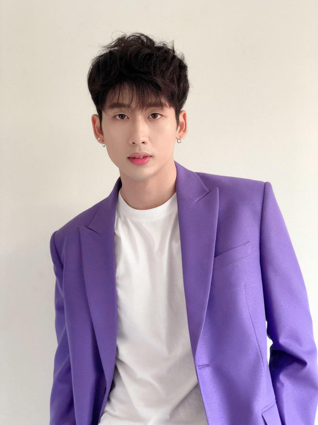 Vì có ngoại hình đẹp như trong tranh nên Tuấn Trần được mệnh danh là nam thần mặc gì cũng đẹp. Anh thử tất cả các phong cách từ thiếu niên Hàn Quốc hay là quý ông lịch lãm thì đều không chê vào đâu được.