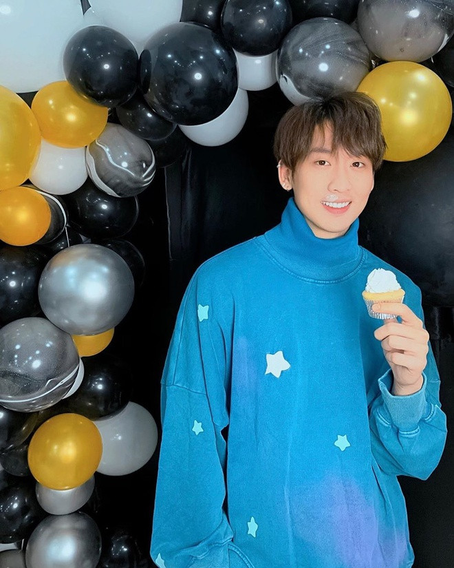 Yêu thích những trang phục sặc sỡ, thường xuyên mặc đồ in hình ngộ nghĩnh cùng mái tóc xoăn vàng khiến Tuấn Trần trẻ hơn rất nhiều so với tuổi thật. Trông anh chàng chẳng khác gì các cậu bé tuổi teen 10X.