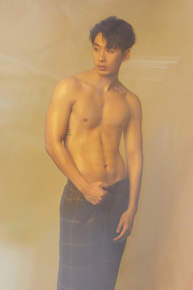 Bộ ảnh body 6 múi mới đây của hot boy 9X được chia sẻ rần rần trên mạng xã hội khiến bao chị em mê mệt. Sở hữu nhan sắc nhẹ nhàng Hàn Quốc nhưng anh chàng lại có thân hình khủng không đùa được đâu.