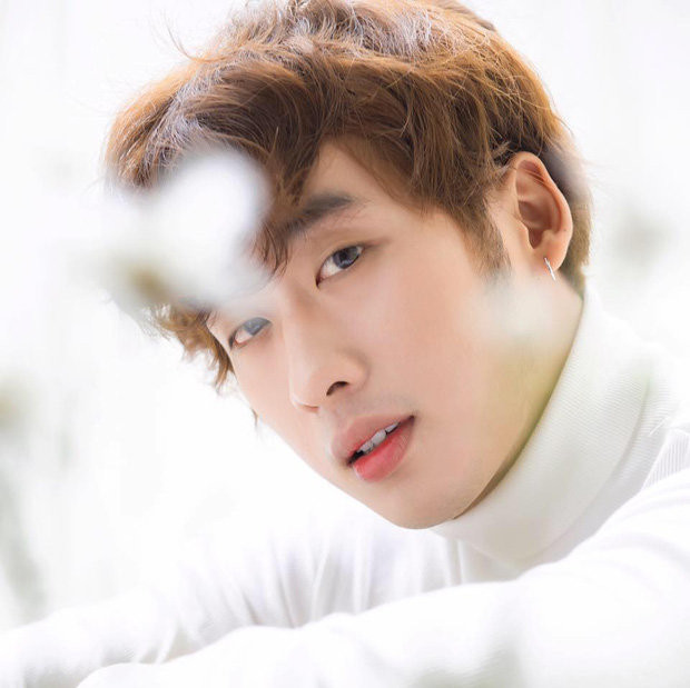 Nam diễn viên rất thích đồ hiệu, anh thường mua sắm các món đồ ngẫu nhiên rồi kết hợp với trang phục mình có sẵn để tạo nên một bộ đồ lạ mà đẹp. "Nếu không biết mặc gì hay phối như thế nào, hãy lựa chọn những kiểu đồ tông sáng và phom dáng đơn giản. Điều này sẽ hạn chế sự sai lầm trong gu ăn mặc của bạn" - Tuấn Trần đưa ra lời khuyên.