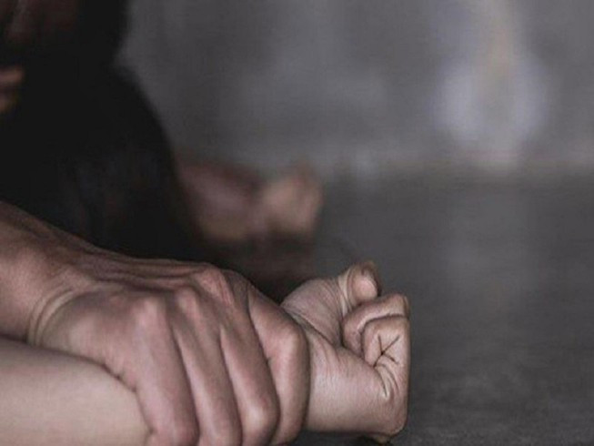 Bé gái 15 tuổi cắn vào người kẻ hiếp dâm để thoát thân Be gai 15 tuoi can vao nguoi ke hiep dam de thoat than