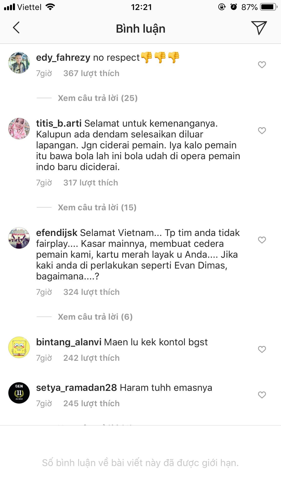 Không chỉ trên Facebook, Instagram của cầu thủ Văn Hậu cũng bị tấn công. Người hâm mộ Indonesia cho rằng, hậu vệ Thái Bình đã cố tình ra đòn triệt hạ đối với Evans Dimas khiến cầu thủ này chấn thương buộc phải rời sân.