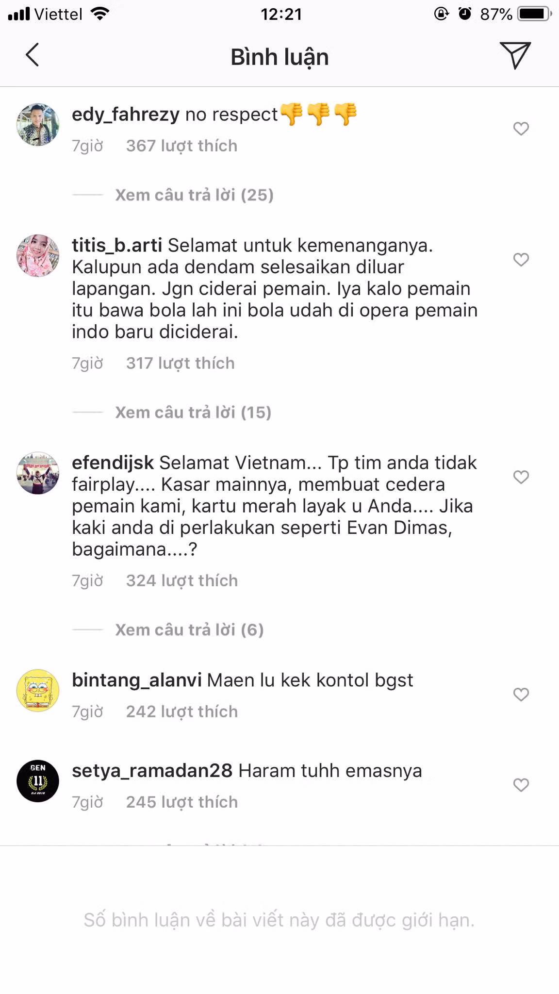 Không chỉ trên Facebook, Instagram của cầu thủ Văn Hậu cũng bị tấn công. Người hâm mộ Indonesia cho rằng, hậu vệ Thái Bình đã cố tình ra đòn triệt hạ đối với Evans Dimas khiến cầu thủ này chấn thương buộc phải rời sân.