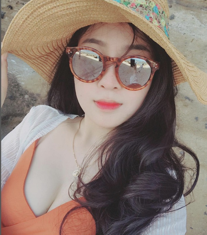 Không những xinh đẹp, Kiều Oanh còn có học vấn cao. Cách đây 2 năm, Kiều Oanh đã tốt nghiệp thạc sĩ ngành Việt Nam học ở Trường Đại học Sư phạm, Đại học Đà Nẵng.