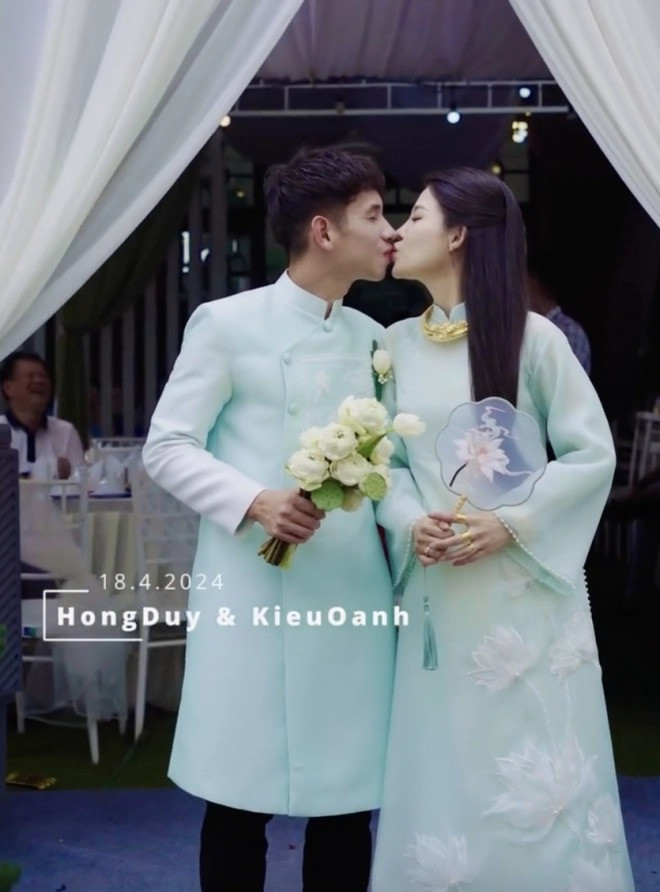 Lê Đức Lương là cầu thủ duy nhất xuất hiện trong tư liệu hình ảnh lễ ăn hỏi của Hồng Duy và Kiều Oanh. Vì V.League 2023/24 vẫn đang diễn ra nên hầu hết các cầu thủ đều khó tham dự lễ ăn hỏi của Hồng Duy.