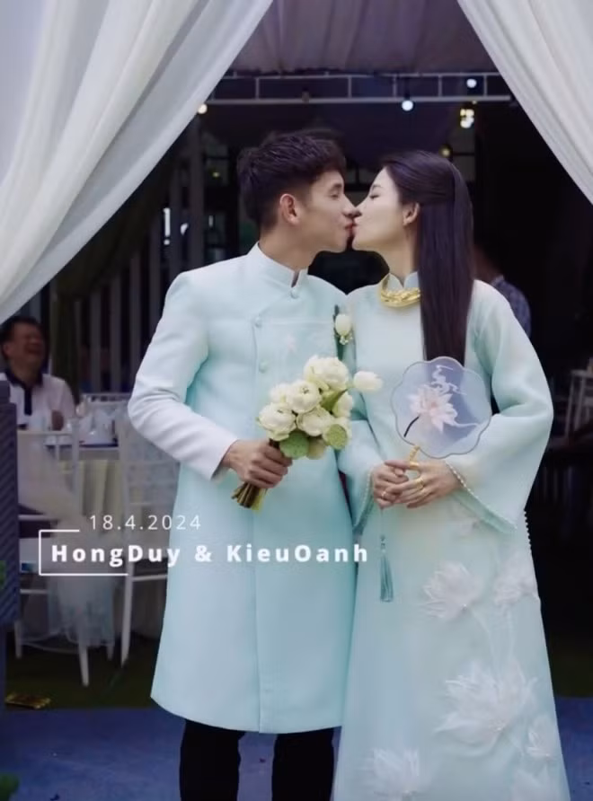 Lê Đức Lương là cầu thủ duy nhất xuất hiện trong tư liệu hình ảnh lễ ăn hỏi của Hồng Duy và Kiều Oanh. Vì V.League 2023/24 vẫn đang diễn ra nên hầu hết các cầu thủ đều khó tham dự lễ ăn hỏi của Hồng Duy.