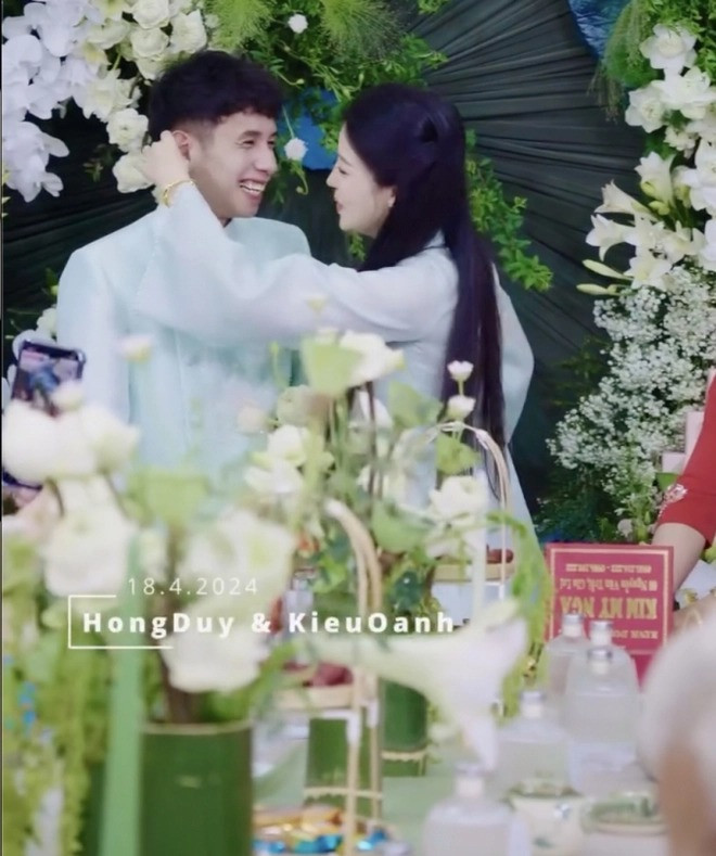 Nàng WAG tinh nghịch trêu chọc Hồng Duy.