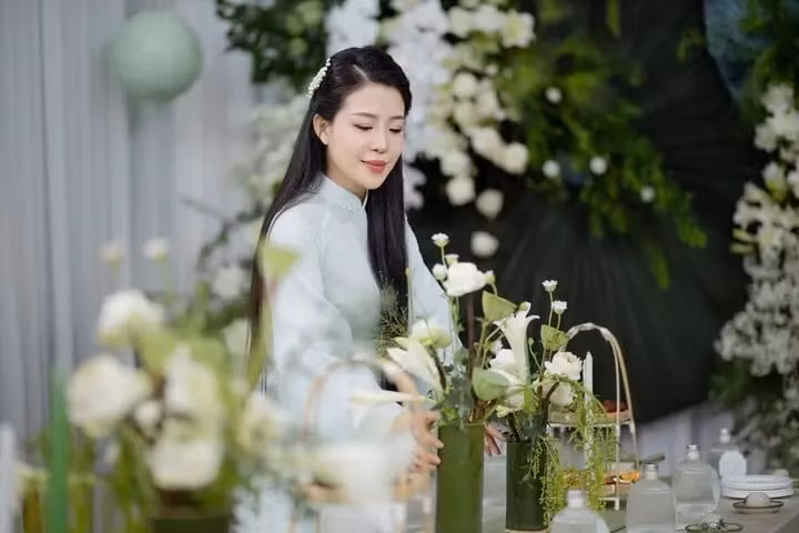 ạn gái của Hồng Duy sở hữu nhan sắc xinh đẹp, toát ra sự dịu dàng, nền nã. Với làn da trắng và gương mặt ưa nhìn, cùng khuôn miệng nhỏ xinh, Kiều Oanh gây ấn tượng mỗi khi xuất hiện bên cạnh Hồng Duy.