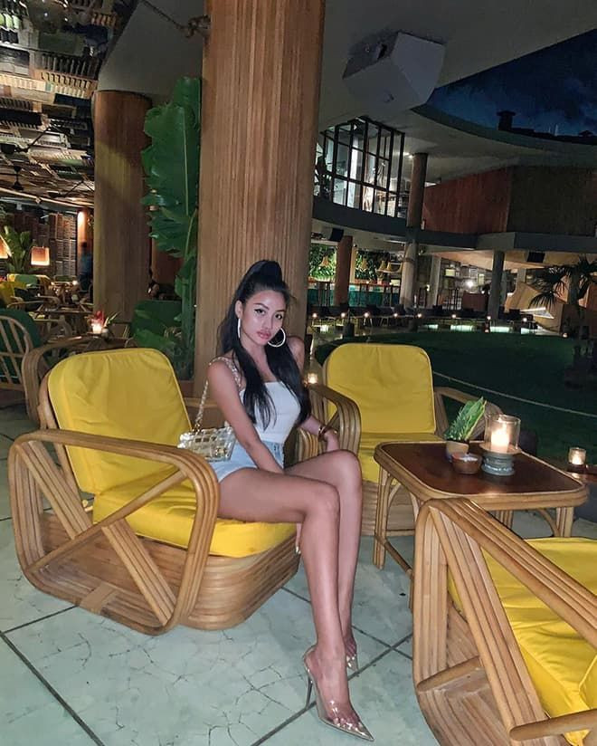 Hot girl đình đám Meo Meo cũng thường xuyên checkin trong các chuyến du lịch, khoe thân hình nóng bỏng và nhan sắc sắc sảo.