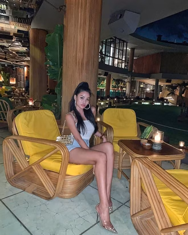 Hot girl đình đám Meo Meo cũng thường xuyên checkin trong các chuyến du lịch, khoe thân hình nóng bỏng và nhan sắc sắc sảo.