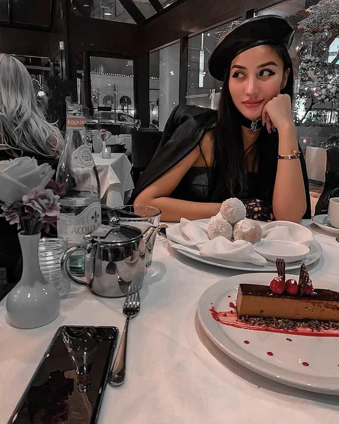 Meo Meo được chồng cưng chiều chu cấp tủ đồ hiệu, những chuyến du lịch sang chảnh hay các bữa tiệc xa hoa của giới thượng lưu.