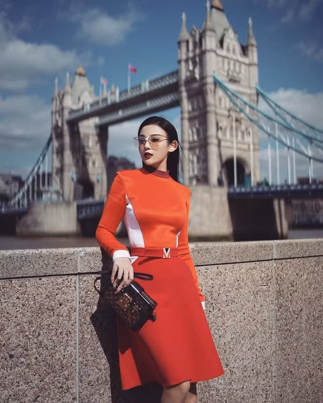 Ngoài tủ hàng hiệu trị giá tiền tỷ, bà mẹ 2 con Huyền Baby còn được chồng đưa đi du lịch như cơm bữa.