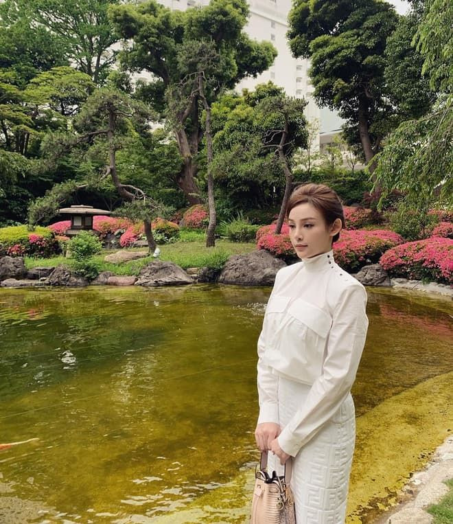 Trong những tấm hình checkin, Huyền Baby cũng khéo léo khoe những bộ trang phục hàng hiệu và gu thẩm mỹ tinh tế cùng nhan sắc xinh đẹp.