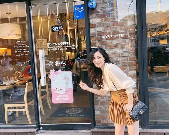 Dù là bà mẹ 2 con nhưng Ngọc Mon vẫn sở hữu thân hình nóng bỏng, gu thời trang trẻ trung năng động và nhan sắc vạn người mê.