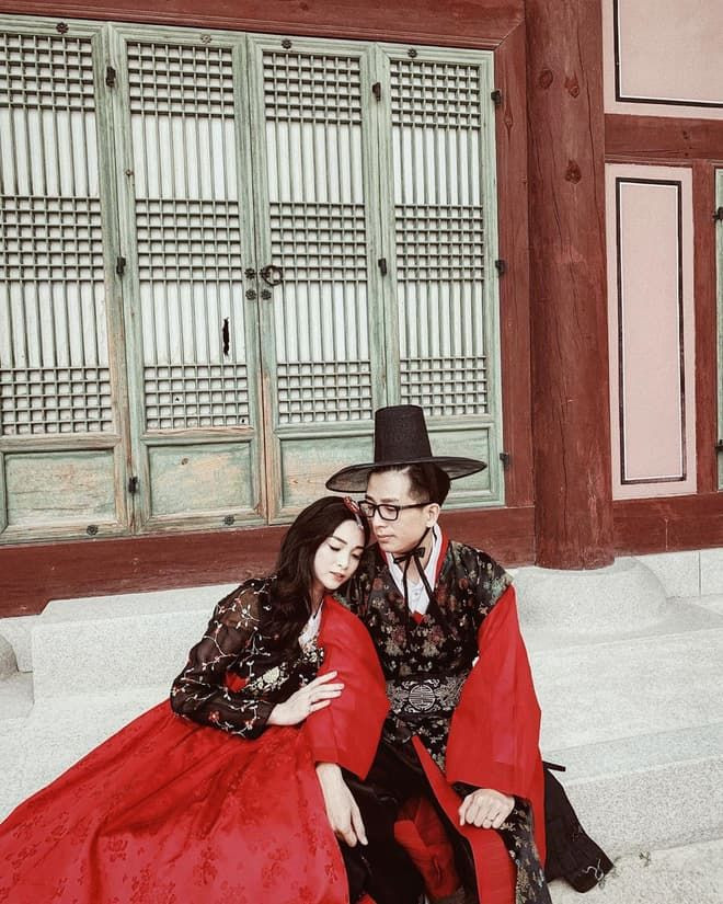 Ngọc Mon là hot mom nổi tiếng với CĐM khi được chồng chiều con yêu. Có chồng là đại gia giàu có, yêu thương vợ con hết mực, bà mẹ 2 con có cuộc sống trong mơ không kém những cô vợ nhà giàu khác.