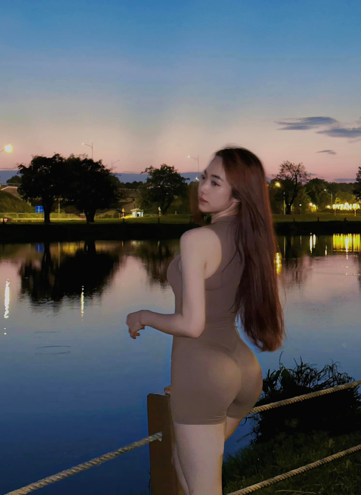 Người đẹp đất Cảng thường xuyên chia sẻ video hướng dẫn bài tập cũng như chế độ ăn phù hợp với người tập gym trên mạng xã hội.