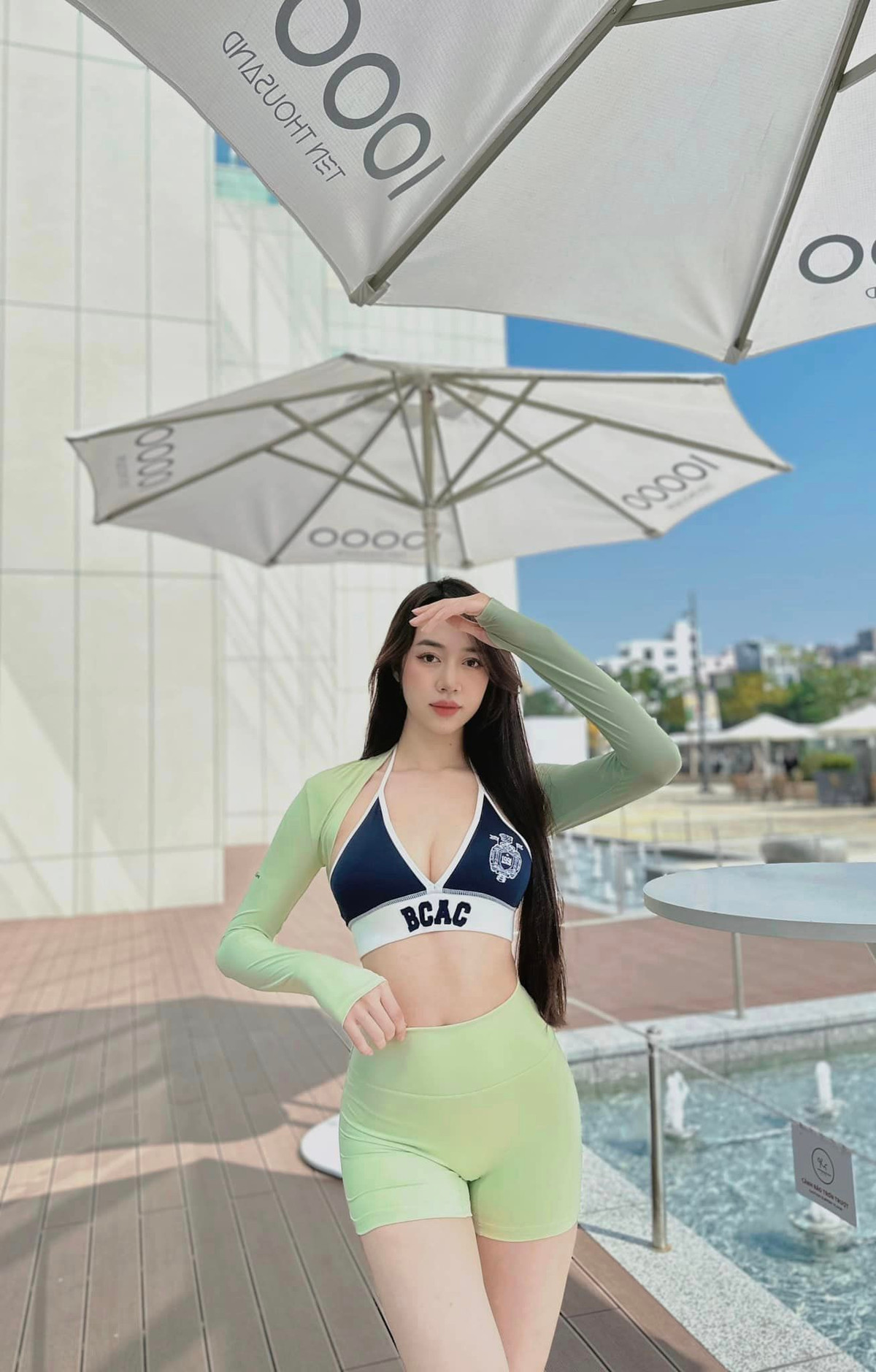 Khác với đa số người khác khi bắt đầu đến với thể thao thường chỉ tập trung vào một môn nào đó, Thu Hằng lựa chọn việc kết hợp song song giữa Gym và Yoga. Người đẹp chia sẻ hai bộ môn này bổ trợ rất tốt cho nhau, giúp cô nhanh chóng cải thiện vóc dáng cùng sự dẻo dai.