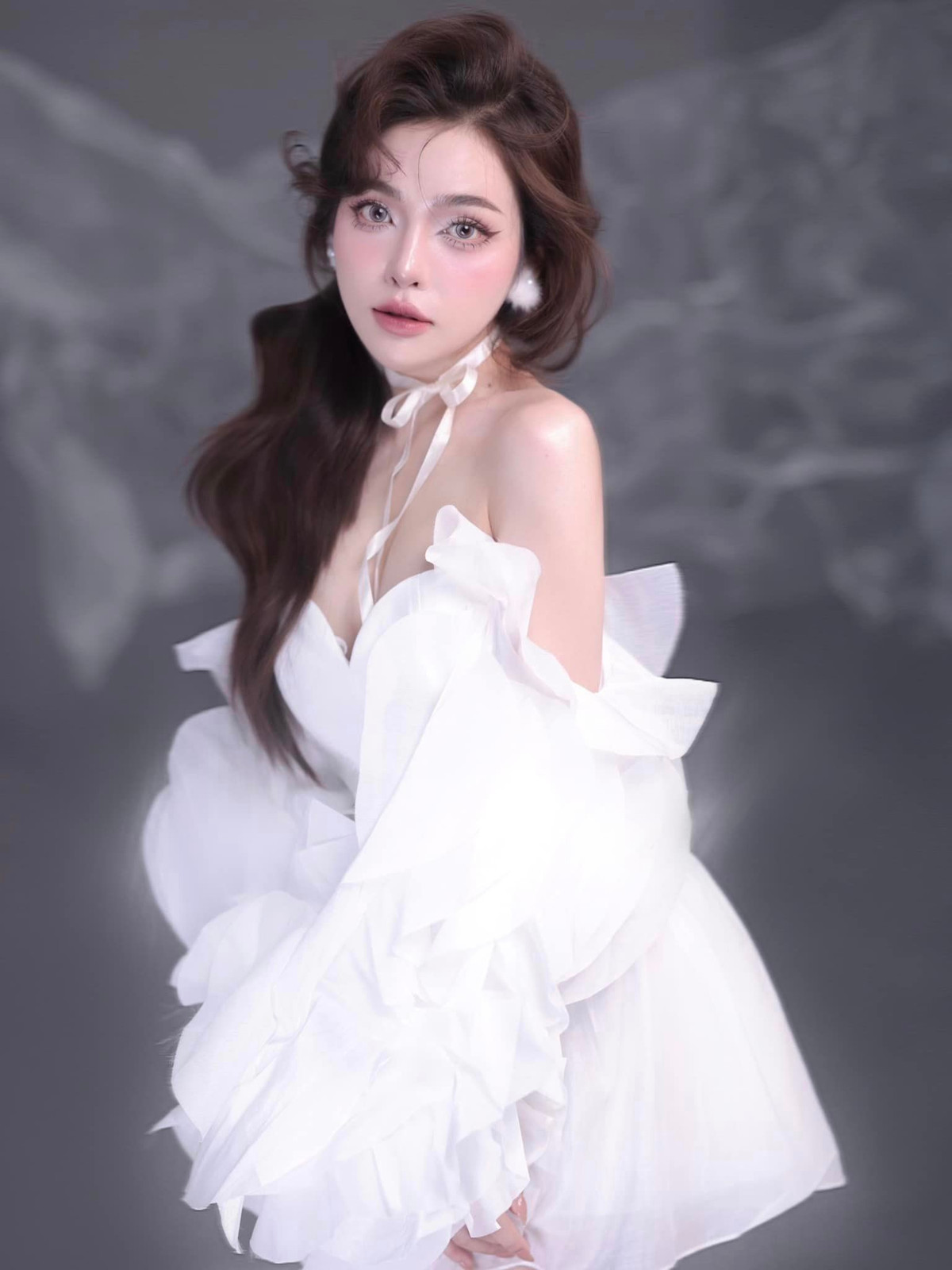 Nhờ chăm chỉ tập luyện, Thu Hằng có vóc dáng "đồng hồ cát" gợi cảm, quyến rũ.