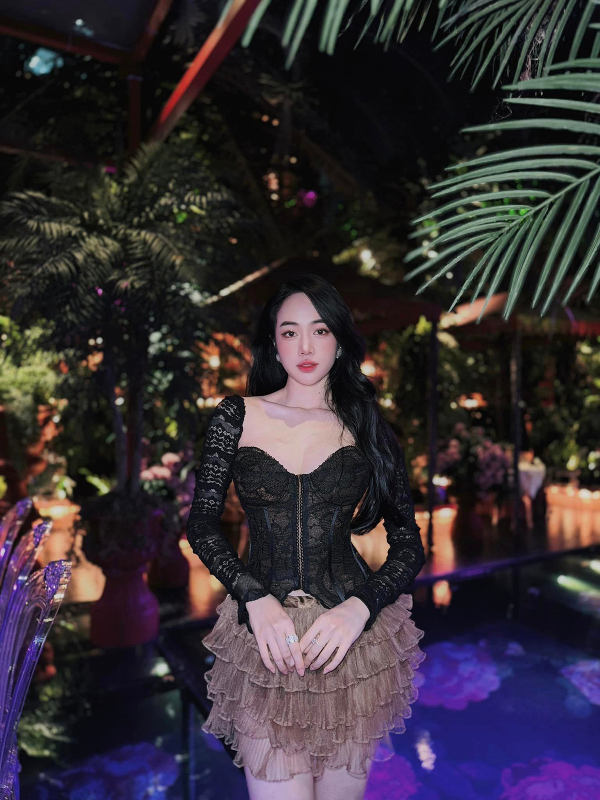 Cô nàng có phong cách ăn mặc hàng ngày cũng rất nữ tính, sang chảnh.