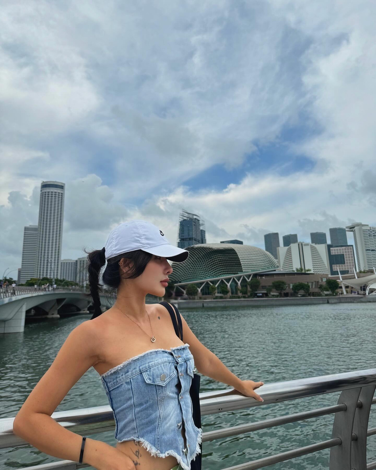 Ngoài ra trên trang cá nhân, cô cũng thường đăng tải những chuyến du lịch đến các địa điểm khác nhau trên thế giới.