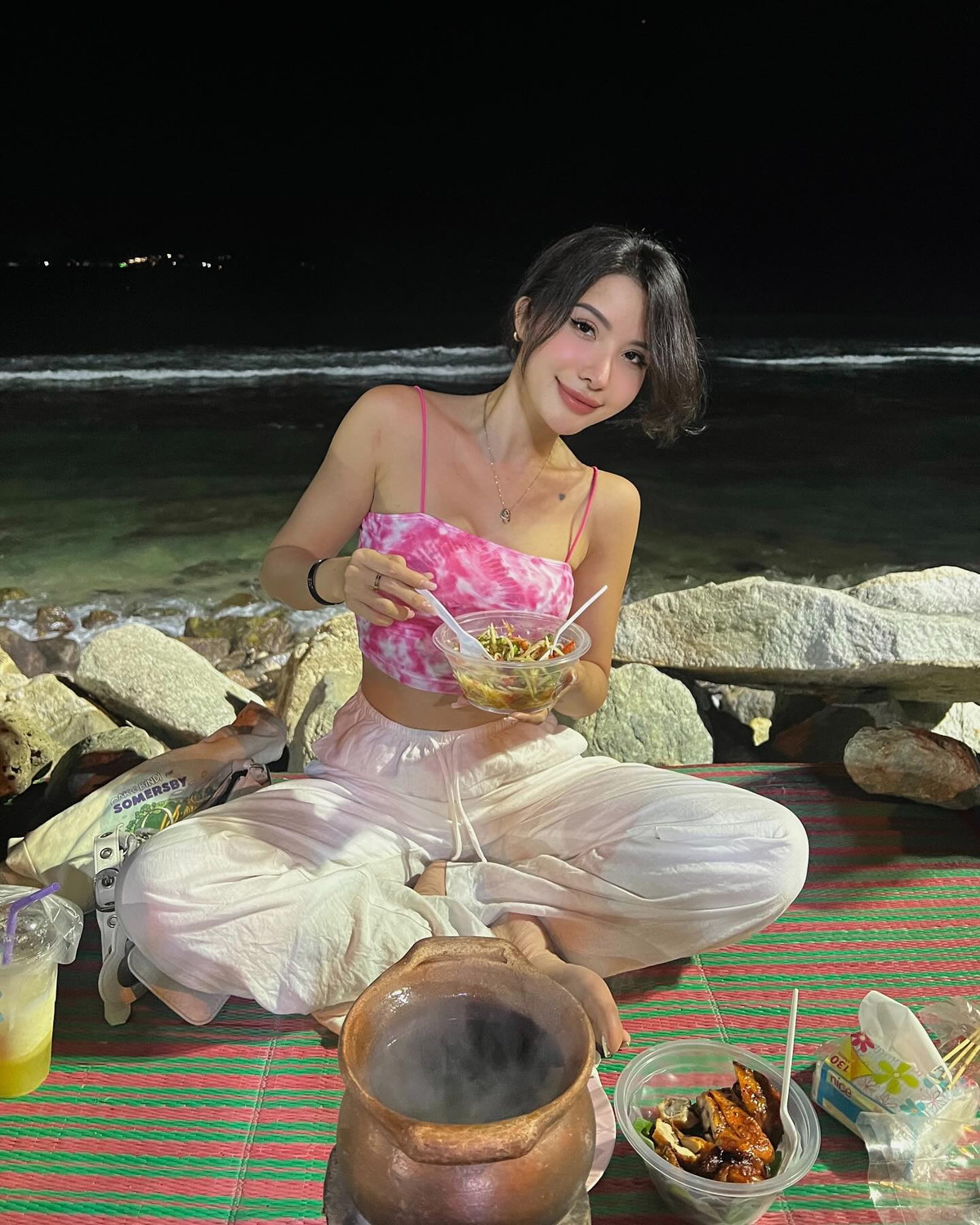 Người đẹp sinh năm 1990 được khen quyến rũ, mặn mà và sắc sảo hơn sau khi lên chức mẹ.