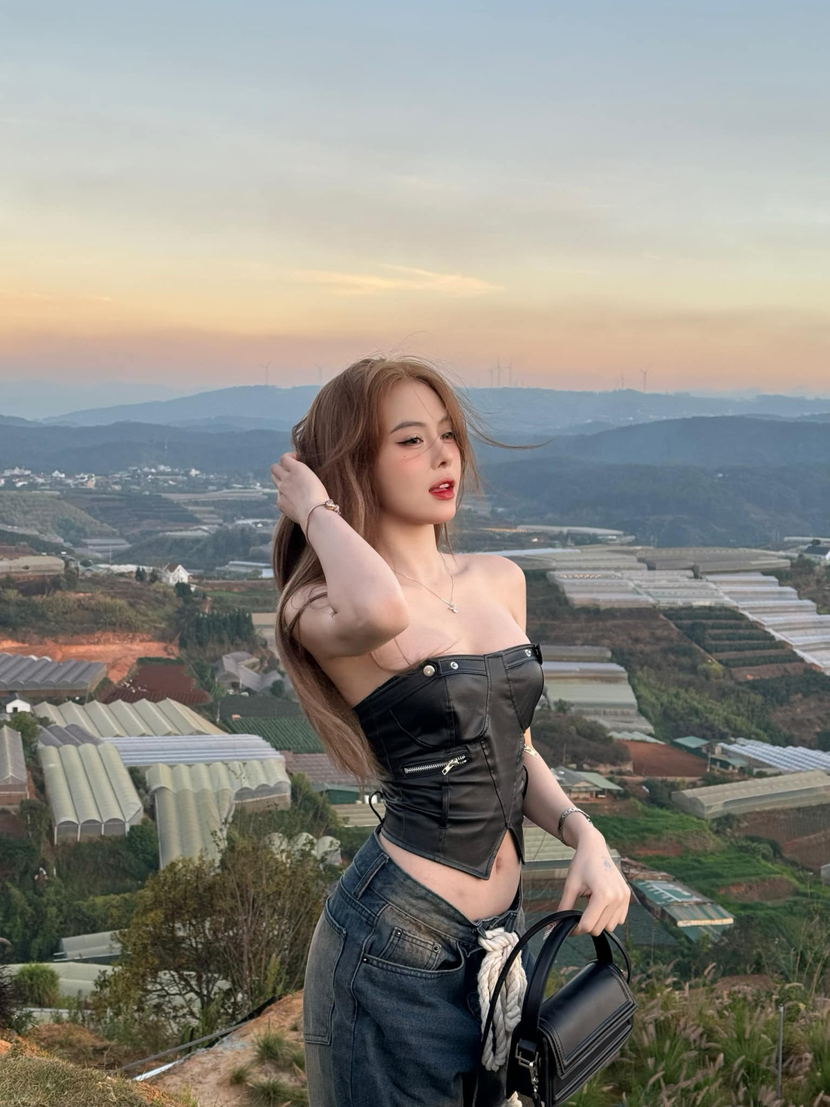 Ngân Hà sở hữu vóc dáng nuột nà, làn da trắng sáng, đôi chân dài thon thả, đặc biệt là gương mặt xinh đẹp hút hồn