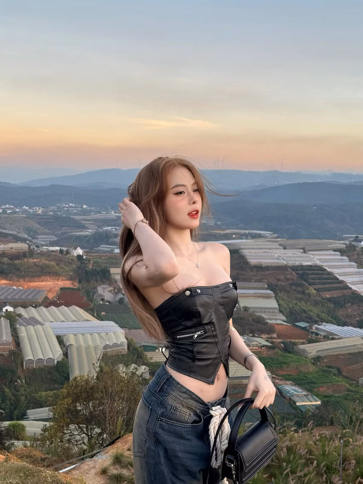 Ngân Hà sở hữu vóc dáng nuột nà, làn da trắng sáng, đôi chân dài thon thả, đặc biệt là gương mặt xinh đẹp hút hồn