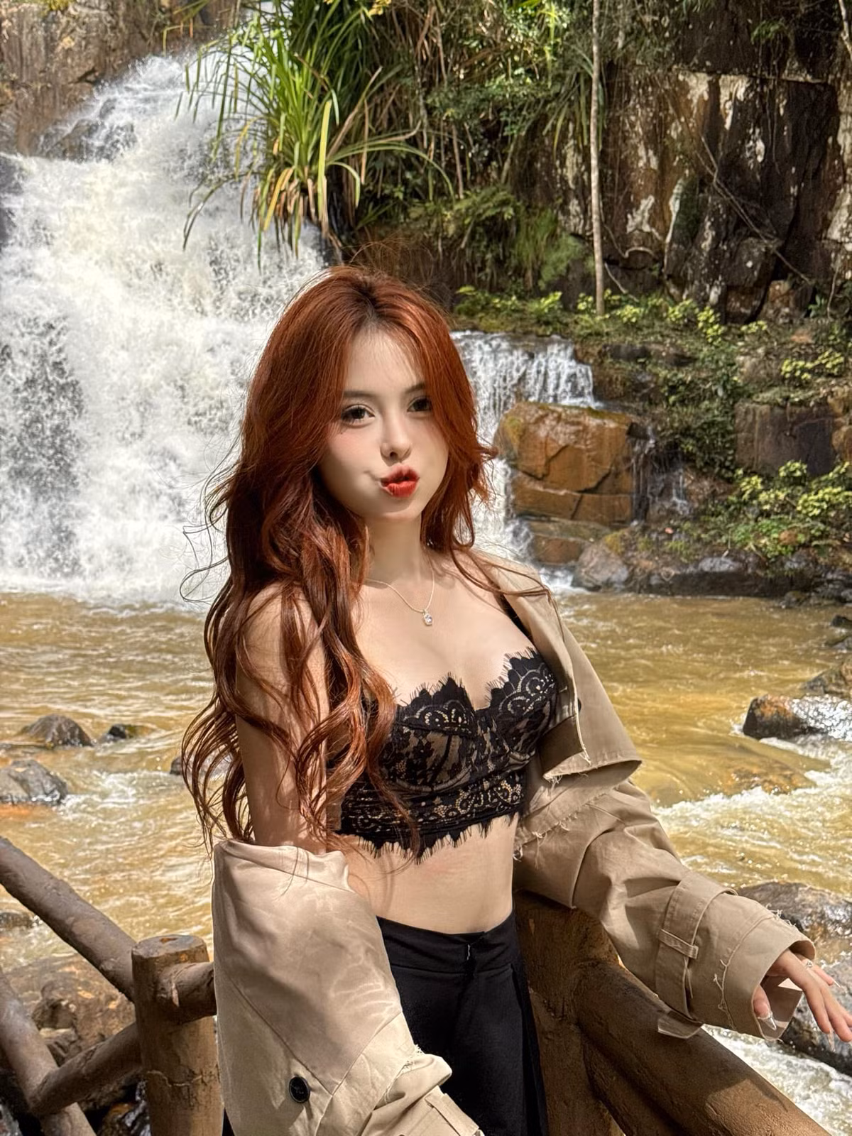 Cô nàng cũng thường cập nhật những hình ảnh khéo khoe body cực chuẩn của mình