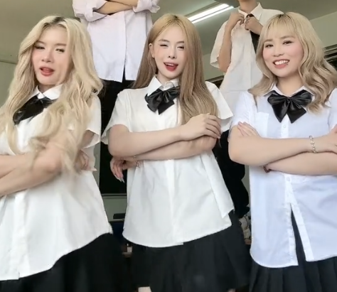 Hà được chú ý bởi nhan sắc nổi bật, dù đứng bên cạnh 2 nữ Tiktoker xinh đẹp, cùng biểu cảm cực cuốn