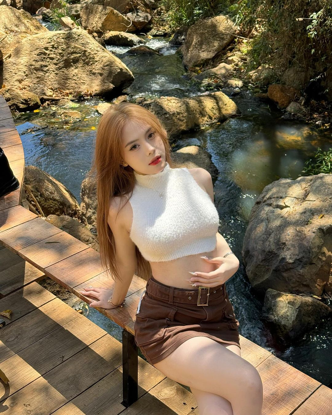 Cô gái có khuôn mặt xinh đẹp cùng vóc dáng mảnh mai này sinh ra và lớn lên ở Đắk Lắk nhưng hiện đang sinh sống và làm việc tại Tp. Hồ Chí Minh.