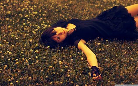 Nhưng suy nghĩ đó chỉ mới lóe lên trong đầu bạn thì bạn đã bị cơn đau tình làm nó vụt tắt. Lúc này bạn sẽ nghĩ rằng mình thà chấp nhận bận rộn cả ngày với người đó, thà chịu sự quản lý của người đó còn hơn là lạc lõng như hiện tại.