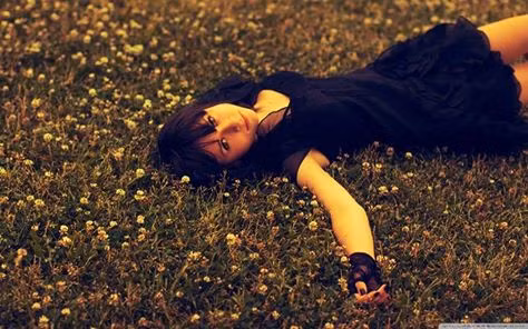 Nhưng suy nghĩ đó chỉ mới lóe lên trong đầu bạn thì bạn đã bị cơn đau tình làm nó vụt tắt. Lúc này bạn sẽ nghĩ rằng mình thà chấp nhận bận rộn cả ngày với người đó, thà chịu sự quản lý của người đó còn hơn là lạc lõng như hiện tại.