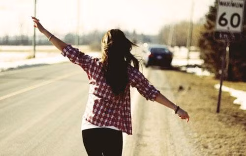 Tự nhủ mình sẽ sống tốt: Sau thời gian bế tắc, đau khổ, bạn sẽ bắt đầu nghĩ đến việc vực dậy mình. Lúc đó bạn sẽ có suy nghĩ tích cực, đó là chia tay người yêu rồi mình sẽ có thêm thời gian làm điều mình thích, đi chơi với ai không bị sự quản lý thật là sung sướng.