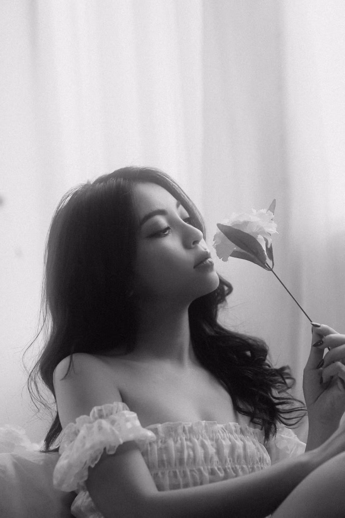 N.T.T - một cư dân mạng đã gửi lời động viên đến Nhật Lê : "Mạnh mẽ lên, em xinh đẹp, tài năng sẽ có một tá con trai chạy theo lo gì, không nên lo lắng làm gì khi Quang Hải vui vẻ cả". Nguồn ảnh: FBNV