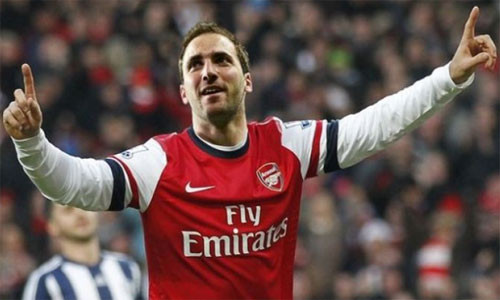Kì chuyển nhượng mùa hè năm 2013, rất nhiều thông tin cho rằng Arsenal đã có được Gonzalo Higuain từ Real Madrid. Khi cả hai bên đã hoàn thành những điều khoản cá nhân và chỉ cần chờ CLB chủ quản của Higuain là Real Madrid chốt giá là thương vụ hoàn tất.