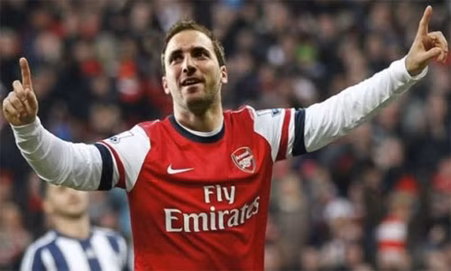 Kì chuyển nhượng mùa hè năm 2013, rất nhiều thông tin cho rằng Arsenal đã có được Gonzalo Higuain từ Real Madrid. Khi cả hai bên đã hoàn thành những điều khoản cá nhân và chỉ cần chờ CLB chủ quản của Higuain là Real Madrid chốt giá là thương vụ hoàn tất.