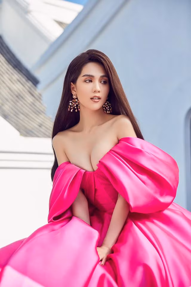 Trước những tin đồn "đi khách" với giá hàng chục nghìn đô, Ngọc Trinh nhiều lần lên tiếng phủ nhận. "Nữ hoàng nội y" cho biết, cô từng nhận được không ít những lời đề nghị đi tiếp rượu cho các đại gia với giá lên tới hàng trăm triệu, tuy nhiên người đẹp từ chối.