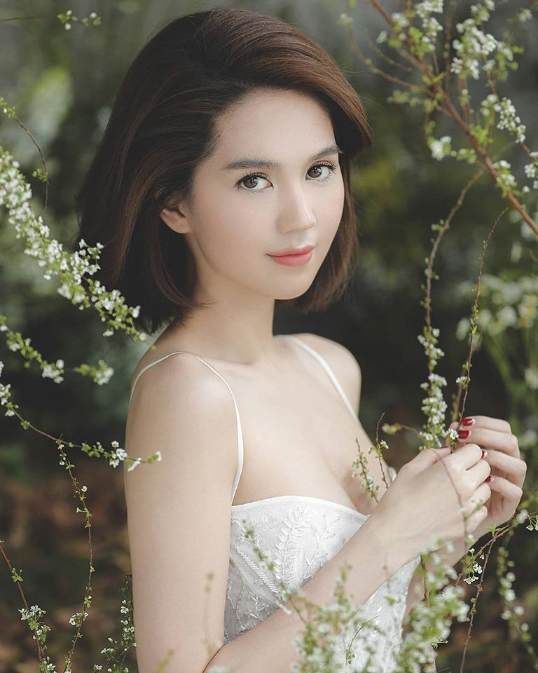 Trong khi Ngân 98 bị dân mạng "ném đá" vì cả gan chỉ đích danh đàn chị với tin đồn "gái ngành" để gây sự chú ý thì Ngọc Trinh cũng có động thái đáp trả trên trang cá nhân: "Đừng gọi tôi với những thứ không hay, cuộc đời ta vốn chẳng giống nhau đâu!".