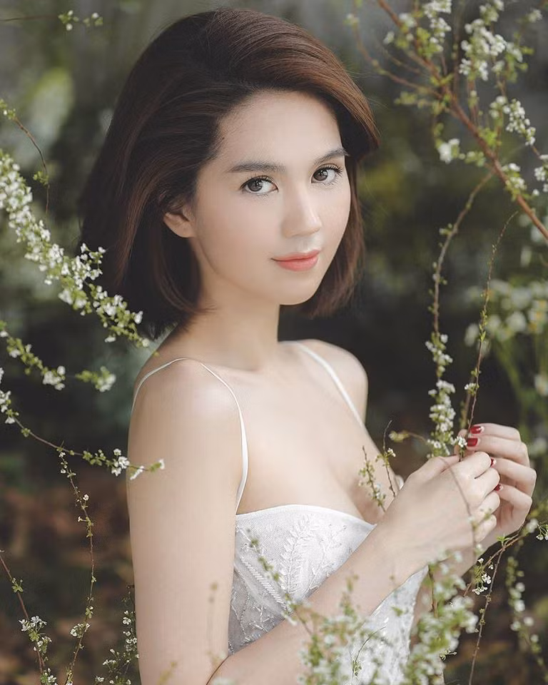 Trong khi Ngân 98 bị dân mạng "ném đá" vì cả gan chỉ đích danh đàn chị với tin đồn "gái ngành" để gây sự chú ý thì Ngọc Trinh cũng có động thái đáp trả trên trang cá nhân: "Đừng gọi tôi với những thứ không hay, cuộc đời ta vốn chẳng giống nhau đâu!".