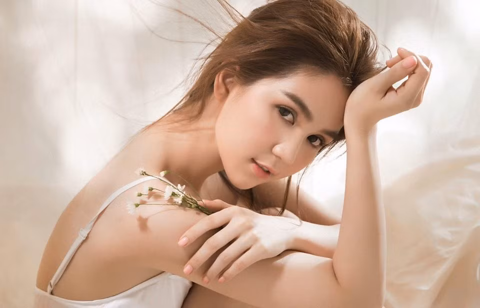 Năm 2017, Ngọc Trinh làm bộ phim "Vòng eo 56" kể về chính cuộc đời mình. Trong phim, Ngọc Trinh nhiều lần nhắc lại lời thoại "Tôi không làm gái" cũng được cho là đáp trả loạt tin đồn tiêu cực về mình từ những ngày đầu hoạt động trong môi trường showbiz.