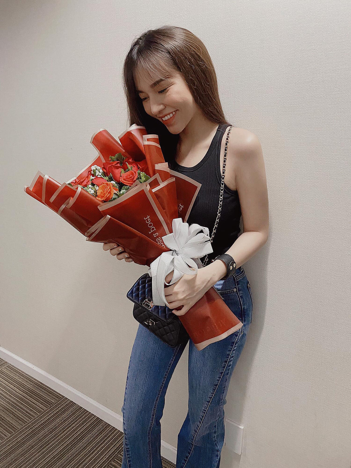 Trong đợt nghỉ xả trại kéo dài 3 ngày, Hoàng Đức tranh thủ hẹn hò cùng bạn gái Gia Hân. Đêm Noel, visual của U23 Việt Nam còn ngọt ngào tặng đoá hoa hồng đỏ cho bạn gái.