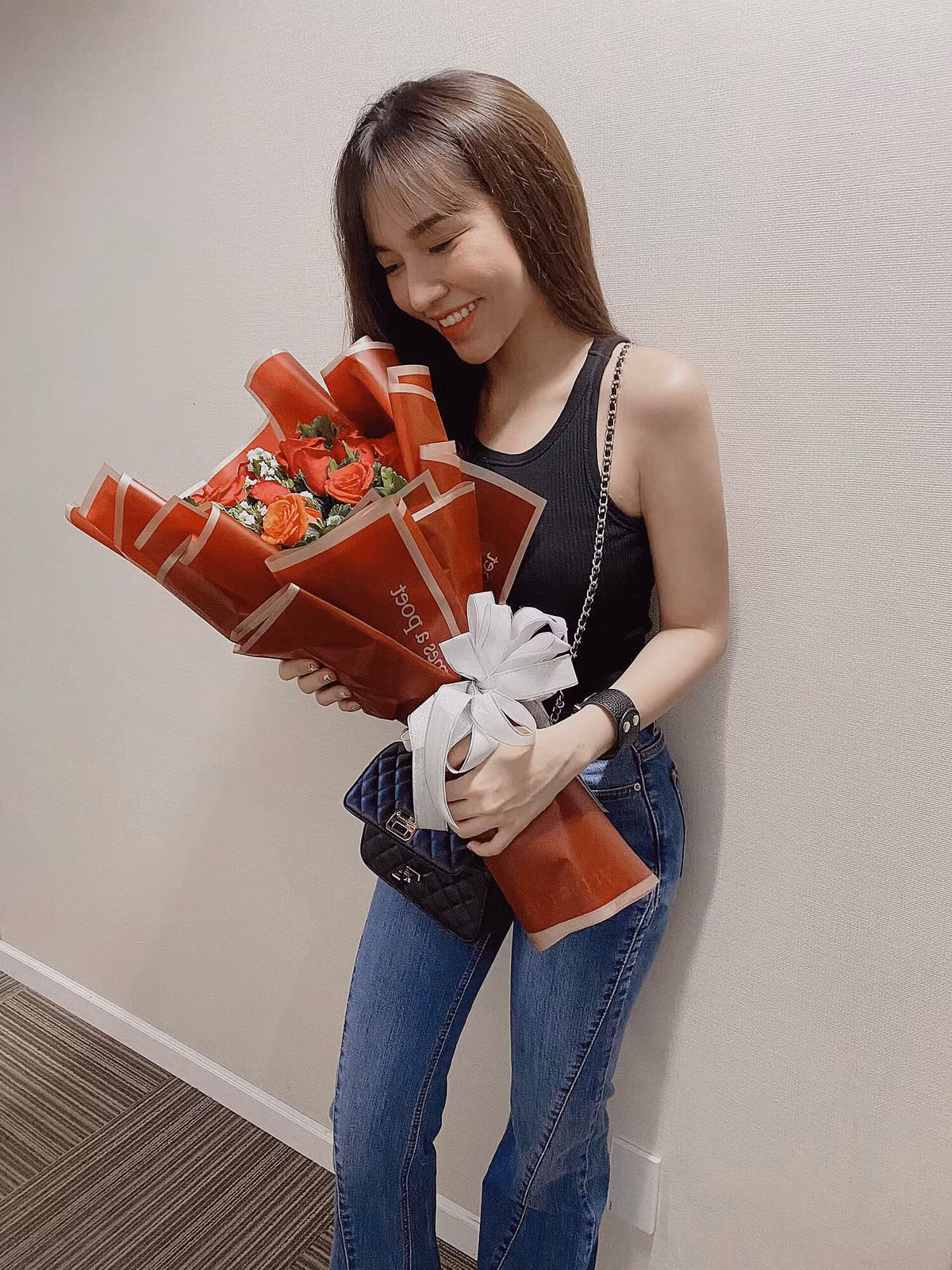 Trong đợt nghỉ xả trại kéo dài 3 ngày, Hoàng Đức tranh thủ hẹn hò cùng bạn gái Gia Hân. Đêm Noel, visual của U23 Việt Nam còn ngọt ngào tặng đoá hoa hồng đỏ cho bạn gái.