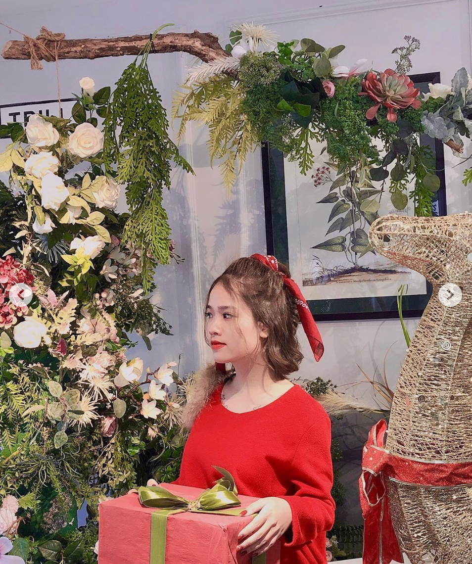 Huyền My, bạn gái tin đồn của Quang Hải cũng khoe một bộ ảnh xinh lung linh trong ngày Giáng sinh. Nhan sắc cực phẩm thế này bảo sao mà cô gái xứ Nghệ vượt qua bao nhiêu hot girl để trở thành người yêu của cầu thủ quê Đông Anh.