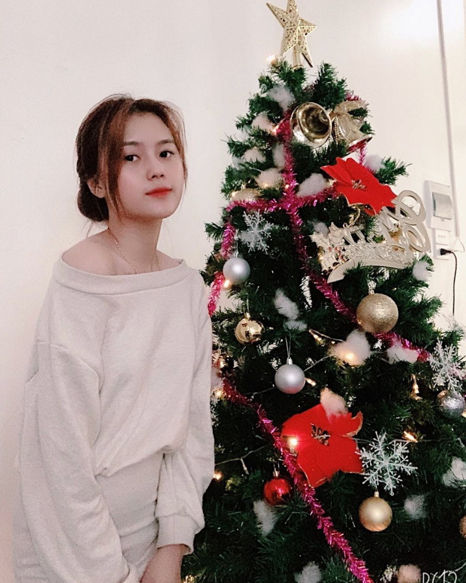Tố Uyên, bạn gái của cầu thủ U23 Việt Nam Nguyễn Thành Chung khoe ảnh dịp Noel cực xinh trên mạng xã hội. Bên cạnh đó cô nàng còn chia sẻ nhận được hộp quà to trong đêm Noel, chẳng phải nói thì ai cũng biết đó là món quà được cầu thủ quê Tuyên Quang gửi tặng.