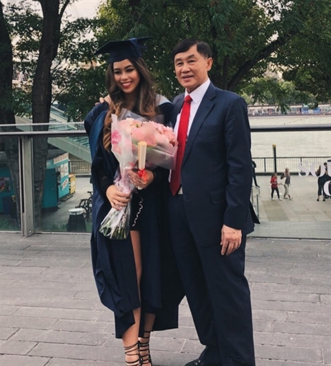 Lo lắng cho sức khoẻ con gái, vợ chồng ông Johnathan Hạnh Nguyễn đã chi gần 10 tỷ đồng thuê chuyên cơ đón con về nước điều trị.