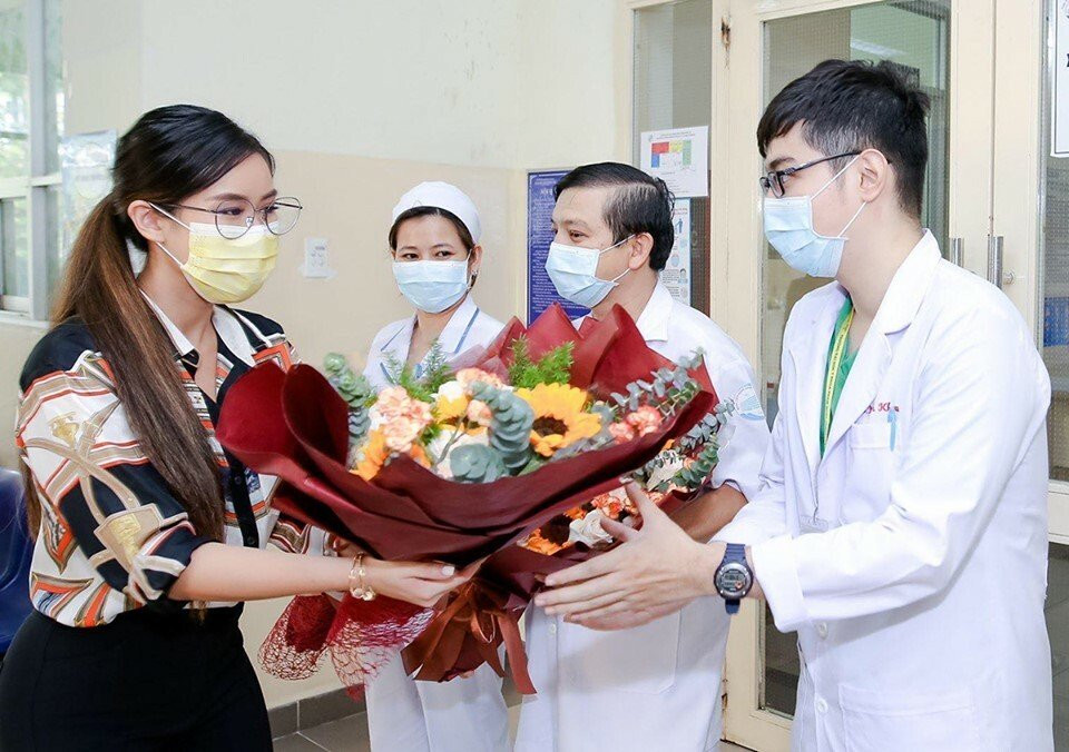 Tiên Nguyễn cho biết: "Hôm nay Tiên đã hết bệnh và được xuất viện! Sinh con ra, lo lắng và hy sinh cho con lúc bình yên cũng như sóng gió là cha mẹ. Mở rộng vòng tay đón con trở về trong lúc hoạn nạn là quê hương là tổ quốc Việt Nam. Cứu con, chữa trị và chăm sóc con qua cơn bạo bệnh là các y bác sĩ và điều dưỡng Bệnh viện Bệnh Nhiệt Đới tp HCM"