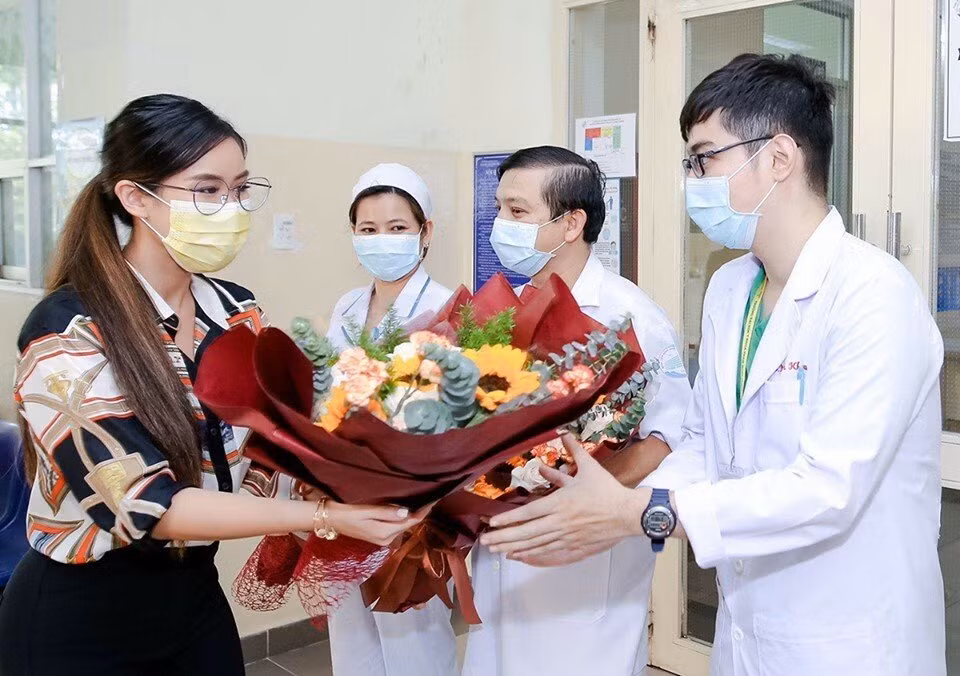 Tiên Nguyễn cho biết: "Hôm nay Tiên đã hết bệnh và được xuất viện! Sinh con ra, lo lắng và hy sinh cho con lúc bình yên cũng như sóng gió là cha mẹ. Mở rộng vòng tay đón con trở về trong lúc hoạn nạn là quê hương là tổ quốc Việt Nam. Cứu con, chữa trị và chăm sóc con qua cơn bạo bệnh là các y bác sĩ và điều dưỡng Bệnh viện Bệnh Nhiệt Đới tp HCM"