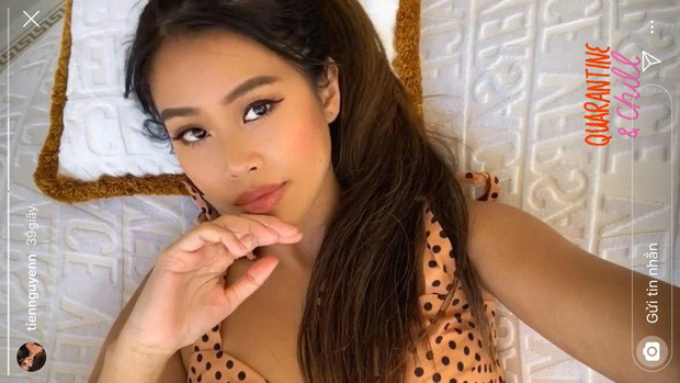 Mới đây, trên trang cá nhân, Tiên Nguyễn khoe khoảnh khắc cực kỳ xinh đẹp cho biết bản thân đang trong thời gian tự cách ly tại nhà riêng. Nước da nâu, đôi môi dày quyến rũ của cô nàng được nhận xét là có nét hao hao Hoa hậu Phạm Hương.