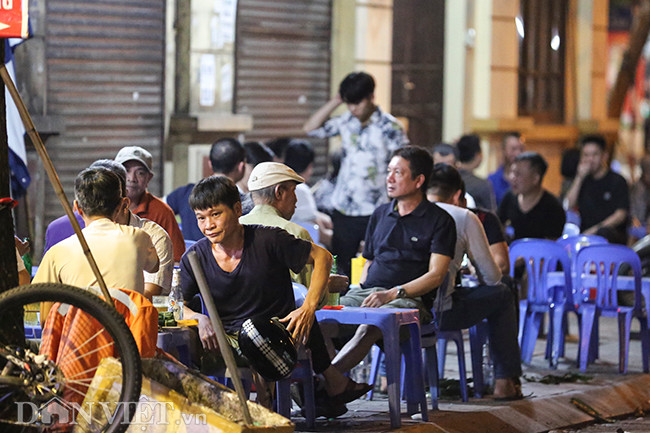 Trong thời điểm 10-15 ngày tới sẽ quyết định thất bại hay thành công trong công tác chống dịch bệnh Covid-19. Tuy nhiên, nếu tình trạng tụ tập đông người như này còn tiếp diễn thì sẽ tiềm ẩn nguy cơ bùng phát dịch bệnh rất cao.